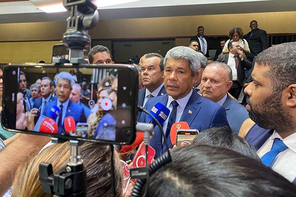 O governador Jerônimo Rodrigues (PT) foi à Assembleia entregar o projeto Bahia pela Paz