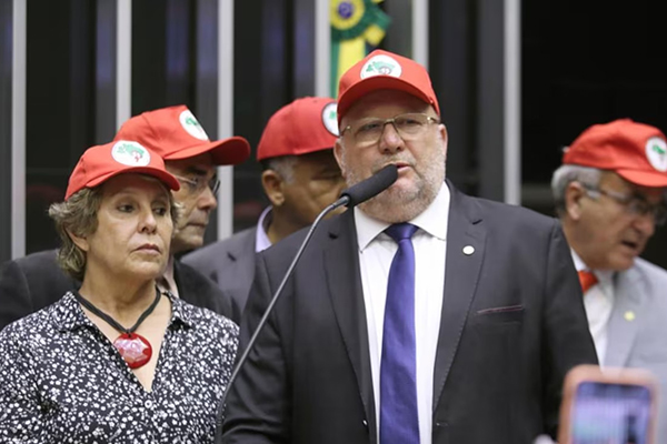 Deputado João Daniel diz que filho de líder do MST cumprirá tarefa técnica na Câmara Deputado João Daniel diz que filho de líder do MST cumprirá tarefa técnica na Câmara