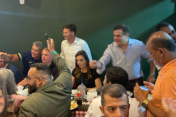 Jonga Bacelar encontra Jair Bolsonaro em cantina de Salvador