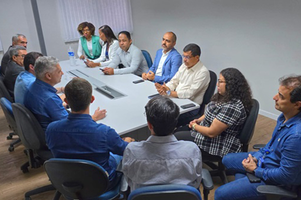 Ao lado do secretário Davidson Magalhães, presidente do Ceter-BA, Marcelo Carvalho, conhece nova sede da BB Tecnologia e Serviços Ao lado do secretário Davidson Magalhães, presidente do Ceter-BA, Marcelo Carvalho, conhece nova sede da BB Tecnologia e Serviços