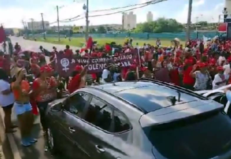 Manifestantes bloquearam todas as faixas da via, próximo ao Parque de Exposições, sentido aeroporto