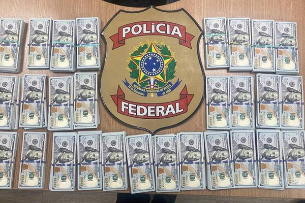 Notas de dólar, totalizando US$ 171,8 mil, encontradas em espécie na casa do então diretor da Abin Paulo Maurício Fortunato
