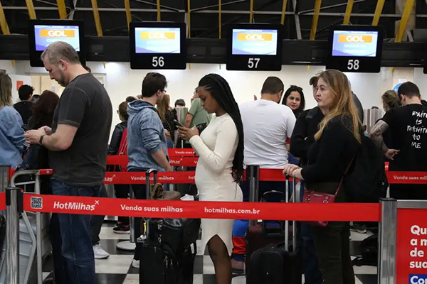 Fila de passageiros no embarque do Aeroporto de Congonhas