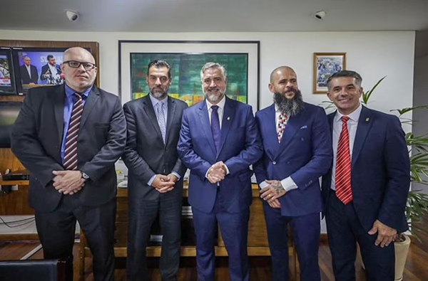 O ministro da Secom, Paulo Pimenta, recebeu no Planalto o pastor Anderson Silva (segundo à direita), na quinta-feira (7) O ministro da Secom, Paulo Pimenta, recebeu no Planalto o pastor Anderson Silva (segundo à direita), na quinta-feira (7)