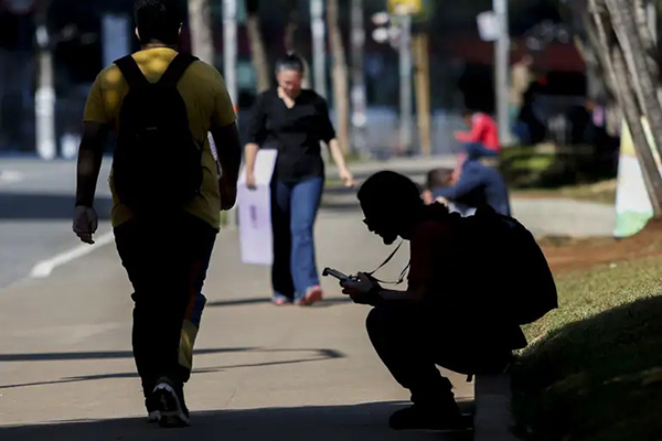 Proporção de jovens sem trabalho e sem estudo está diminuindo no país, mas segue em patamar preocupante