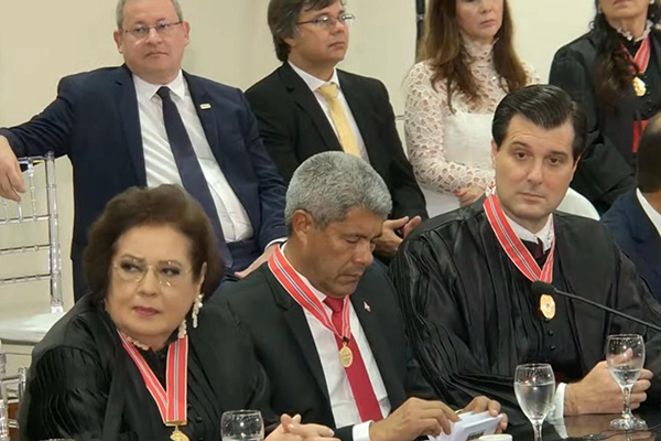 Governador Jerônimo Rodrigues entre a ex e o atual chefe do MP baiano