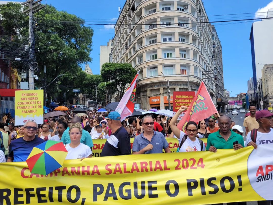 'Caminhada das Sombrinhas' foi realizada pela categoria na terça-feira (12)