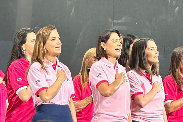 A deputada federal Roberta Roma ao lado da ex-primeira-dama Michelle Bolsonaro