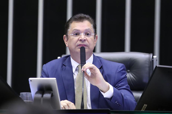 Sóstenes Cavalcante diz ter aval de Bolsonaro para ser líder do PL na Câmara