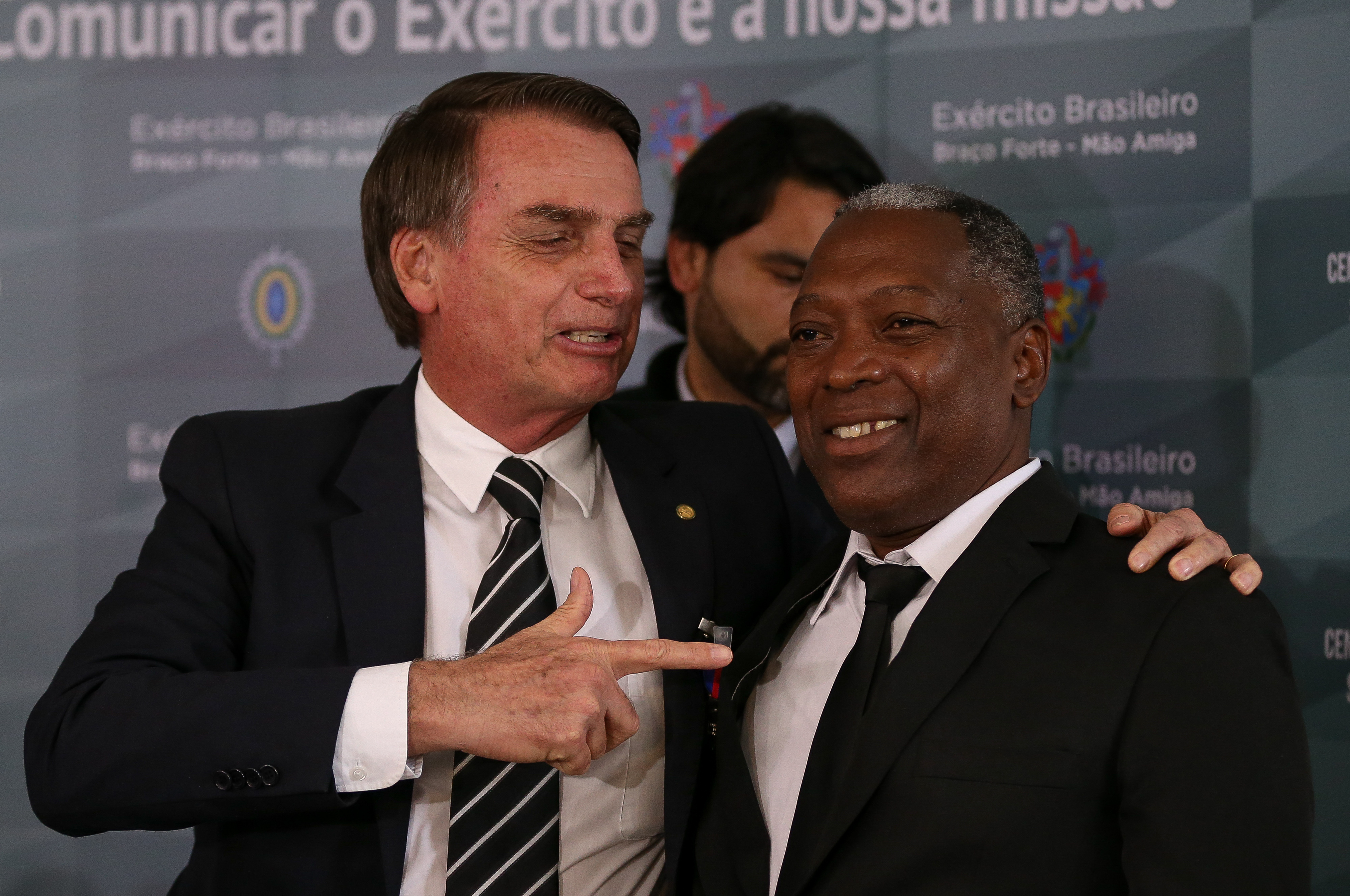 Jair Bolsonaro ao lado do colega de Exército Celso Luiz, que foi salvo de um afogamento em 1978 pelo ex-presidente eleito; pelo ato, o político recebeu em Brasília a Medalha do Pacificador