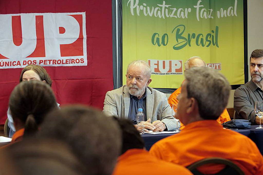Lula em reunião com representantes da Federação Única dos Petroleiros na pré-campanha de 2022