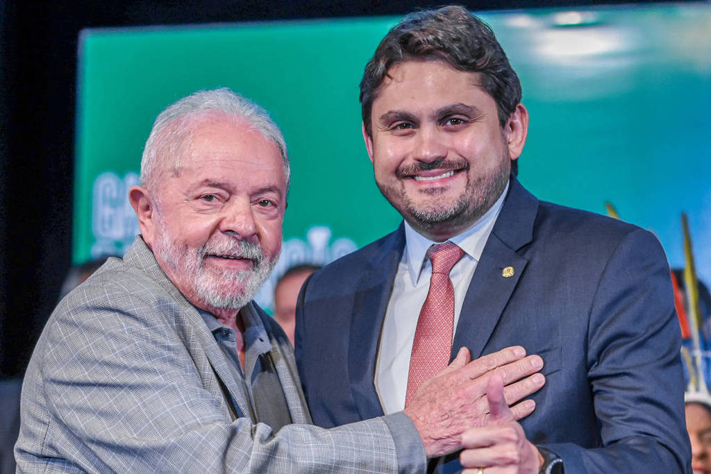 Lula com Juscelino Filho (Comunicações) durante sua indicação para o ministério no final de 2022 Lula com Juscelino Filho (Comunicações) durante sua indicação para o ministério no final de 2022