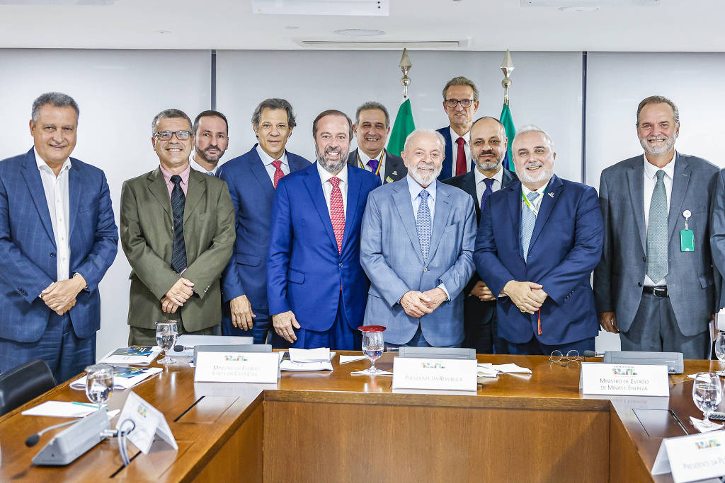 Lula durante reunião com ministros e o presidente da Petrobras, Jean Paul Prates, no Planalto