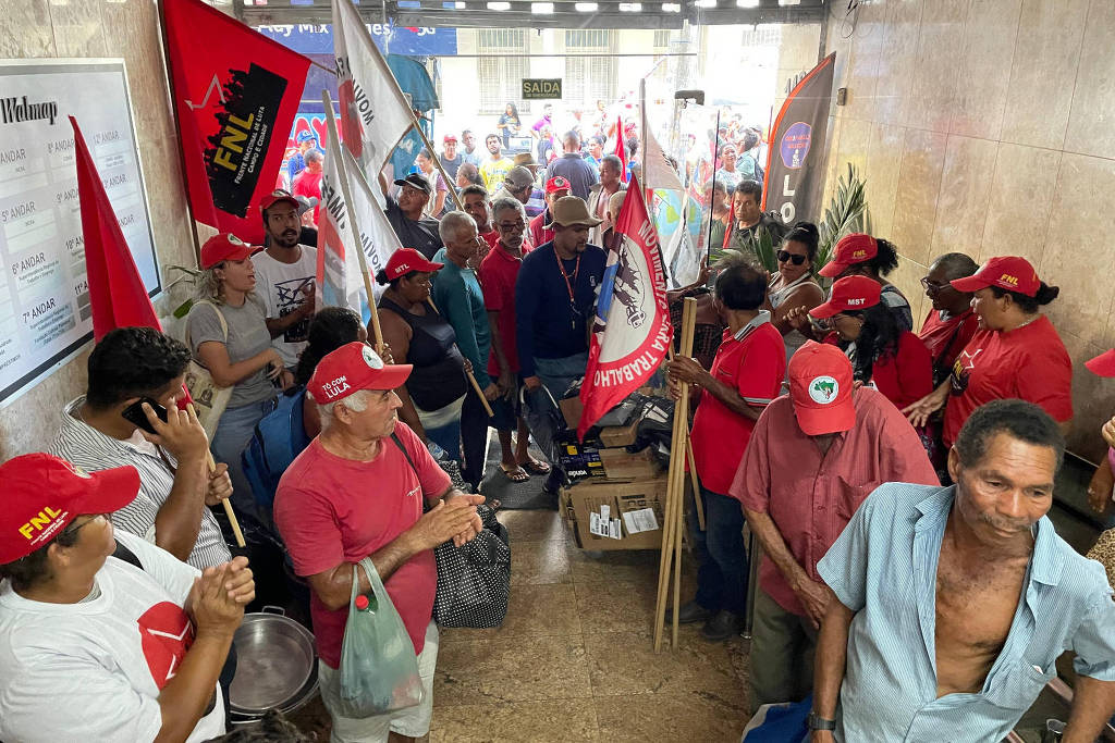 Integrantes do MST e outras entidades na sede do Incra em Maceió (AL)