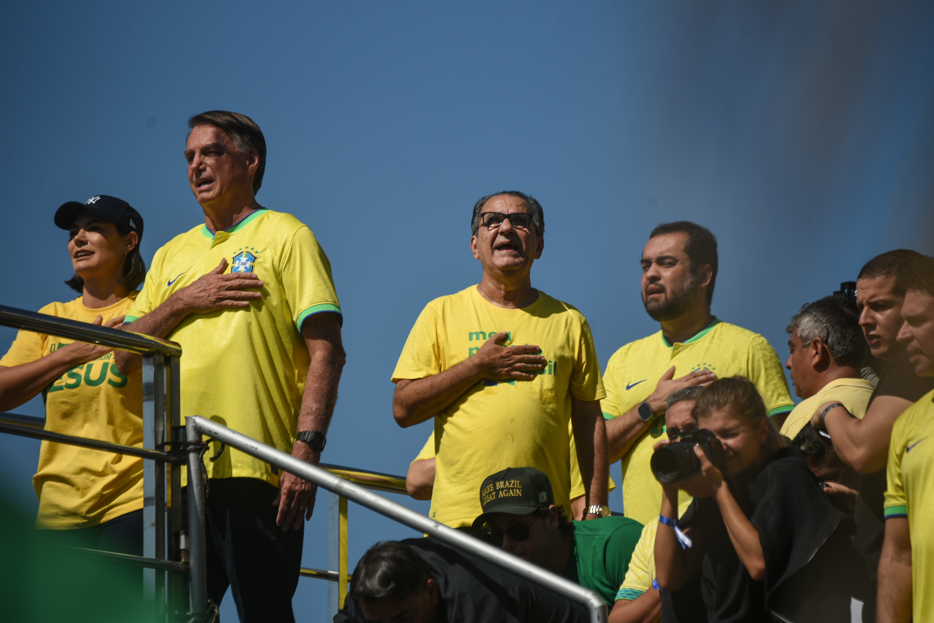 Ex-presidente Jair Bolsonaro, a esposa Michele Bolsonaro e o pastor Silas Malafaia durante ato na praia de Copacabana