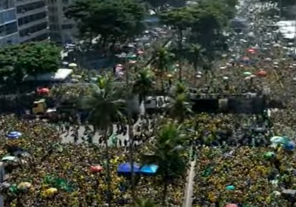 Ato em Copacabana reúne apoiadores e aliados de Bolsonaro contra decisões do STF