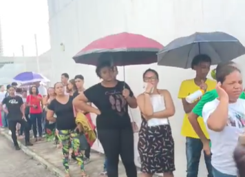 Eleitores de Camaçari se queixam de longa fila para tirar e regularizar título Eleitores de Camaçari se queixam de longa fila para tirar e regularizar título