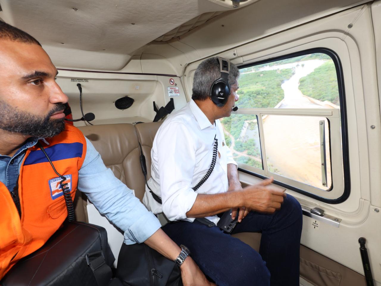 Jerônimo sobrevoou Canudos e Jeremoabo, acompanhado do superintendente de Proteção e Defesa Civil da Bahia, Heber Santana Jerônimo sobrevoou Canudos e Jeremoabo, acompanhado do superintendente de Proteção e Defesa Civil da Bahia, Heber Santana