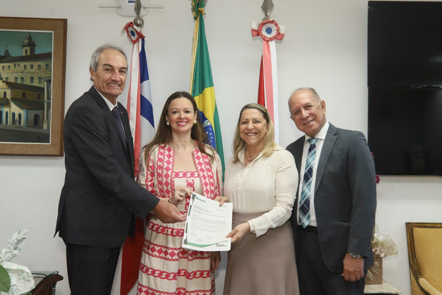 A presidente do TJ-BA foi presenteada com o livro “E aí? Isso é da minha conta?”, obra do Presidente da Associação