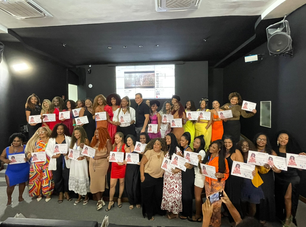 Com direito a medalha e certificado, todas as trancistas foram homenageadas pelo sucesso dos últimos meses