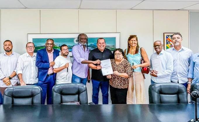 Geraldo Jr. recebeu o documento das mãos da presidente municipal do partido, Cássia Magalhães Geraldo Jr. recebeu o documento das mãos da presidente municipal do partido, Cássia Magalhães