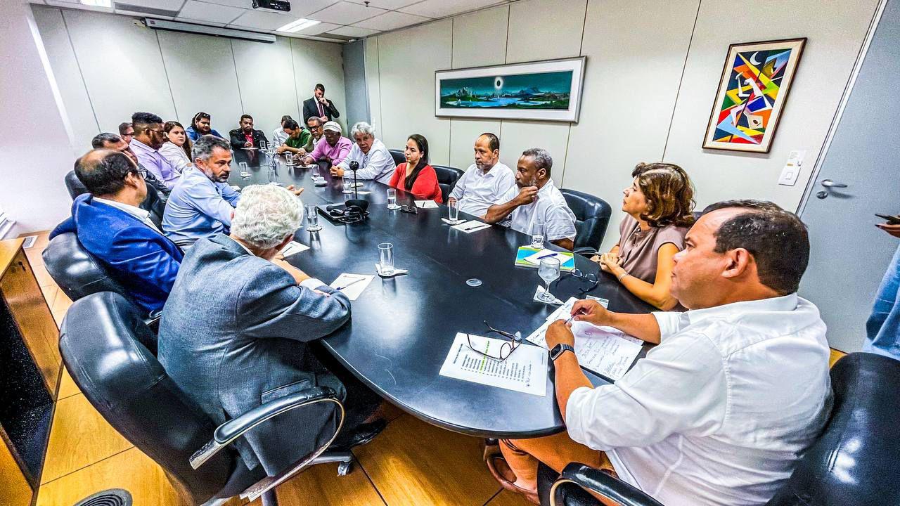 Reunião aconteceu nesta segunda-feira (8)