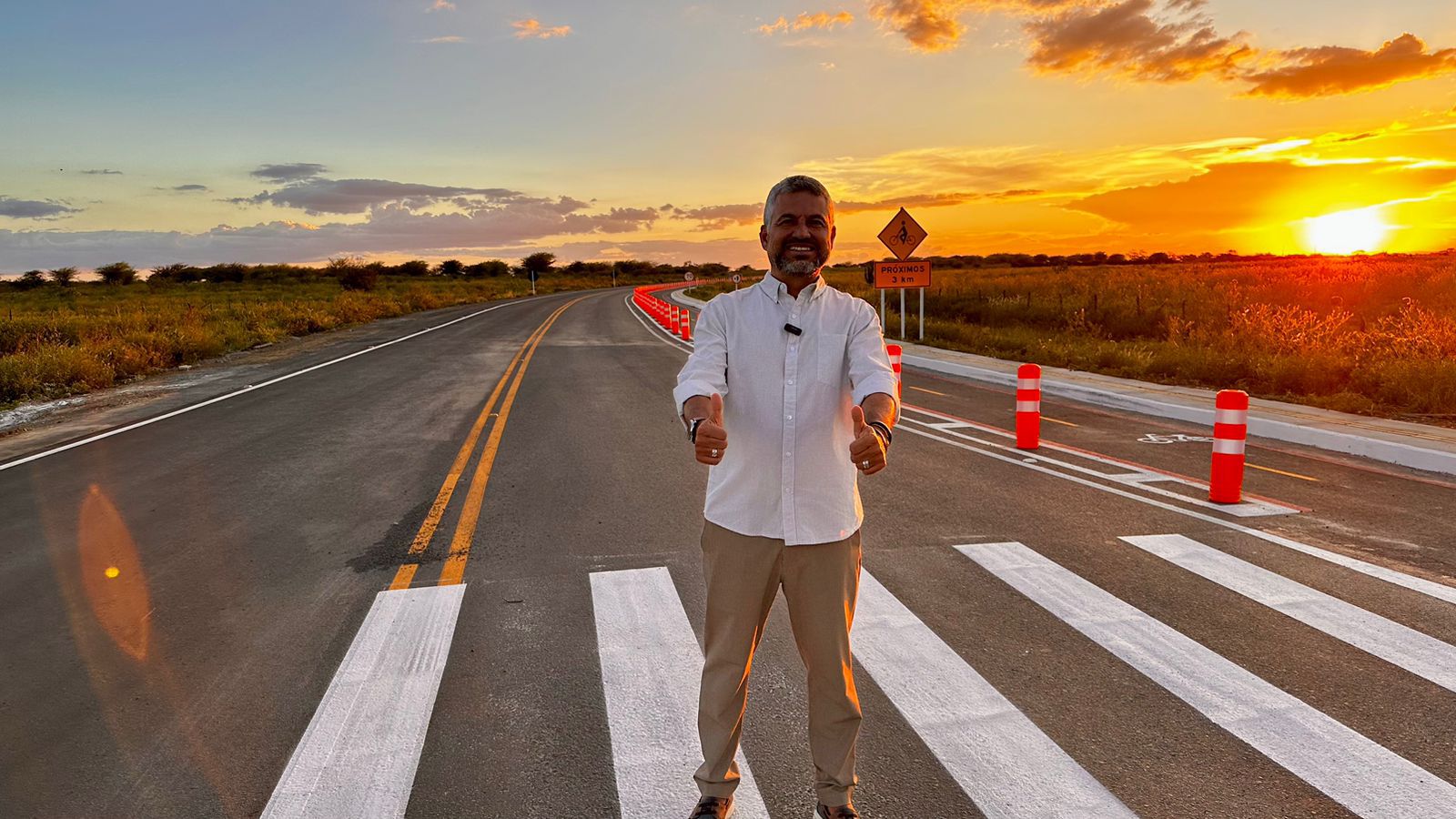 O prefeito de Irecê, Elmo Vaz, mostra anel viário