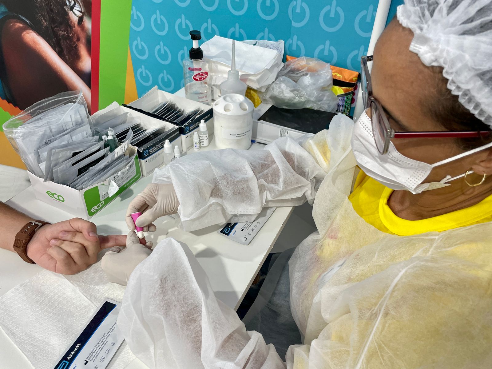 Somente no primeiro dia de festa, o posto de testagem da Secretária da Saúde do Estado, montado na rua próxima à antiga revendedora de carros Norauto, realizou 620 testes rápidos para detecção de HIV, sífilis e hepatites B e C