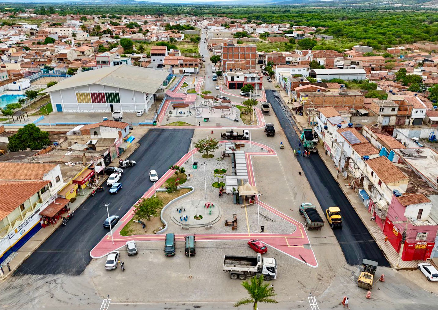 Nova Praça do Ginásio de Esportes recebe pavimentação em asfalto quente Nova Praça do Ginásio de Esportes recebe pavimentação em asfalto quente