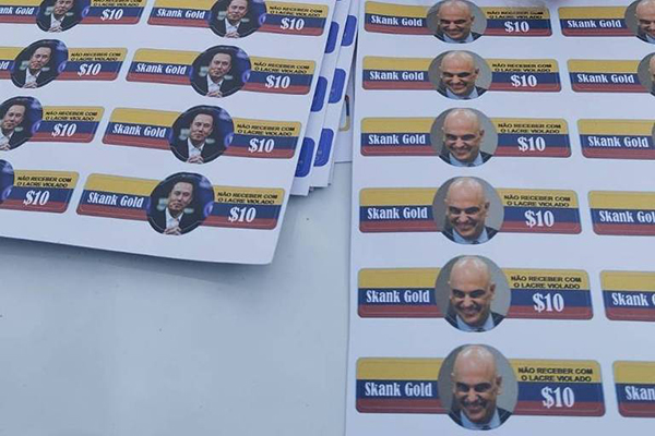 Adesivos de Moraes e Musk utilizados em embalagens de skunk apreendido em Louveira (SP) Adesivos de Moraes e Musk utilizados em embalagens de skunk apreendido em Louveira (SP)