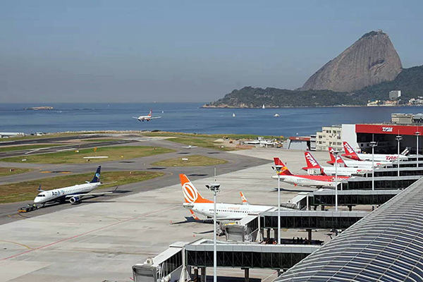 Pista do aeroporto Santos Dumont, no centro do Rio, fica junto à baía de Guanabara