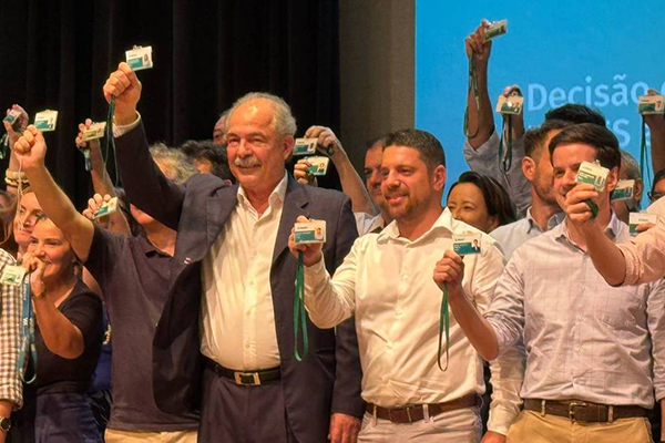 Os funcionários do BNDES fazem campanha pela permanência de Aloizio Mercadante na presidência do banco Os funcionários do BNDES fazem campanha pela permanência de Aloizio Mercadante na presidência do banco