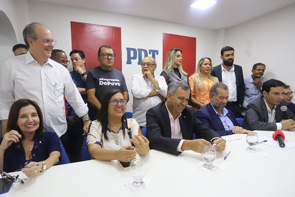 Coletiva de imprensa do presidente nacional licenciado do PDT, Carlos Lupi, atual ministro de Previdência