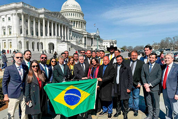 Comitiva bolsonarista, em março, acompanha o deputado republicano Chris Smith em frente ao Capitólio, em Washington 