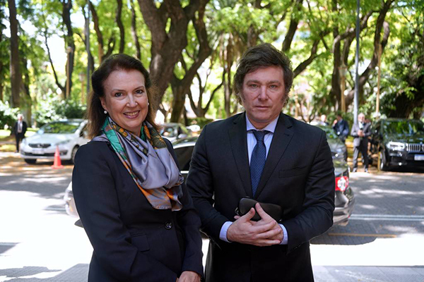 A chanceler argentina, Diana Mondino, ao lado do presidente do país, Javier Milei A chanceler argentina, Diana Mondino, ao lado do presidente do país, Javier Milei