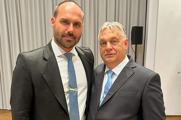 O deputado federal Eduardo Bolsonaro e o primeiro-ministro da Hungria, Viktor Orbán