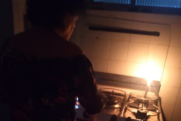 Famílias do Edifício São Judas Tadeu, situado no bairro Costa Azul, estão sem energia há 24 horas