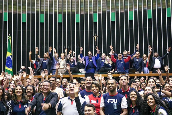 Grupo Força Jovem da Universal é homenageado na Câmara dos Deputados