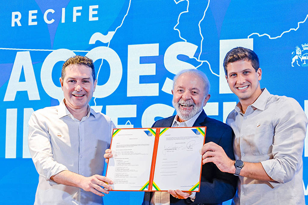 Lula em evento no Recife com o ministro das Cidades, Jader Filho (à esquerda), e o prefeito João Campos