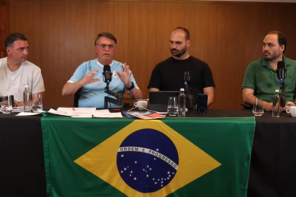 Jair Bolsonaro (PL) e os filhos Flávio, Eduardo e Carlos em transmissão no YouTube Jair Bolsonaro (PL) e os filhos Flávio, Eduardo e Carlos em transmissão no YouTube