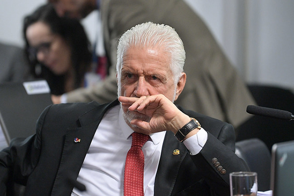 O senador Jaques Wagner O senador Jaques Wagner