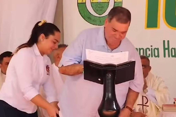 Assessora ajuda prefeito colombiano a colocar as calças enquanto plateia ri do incidente