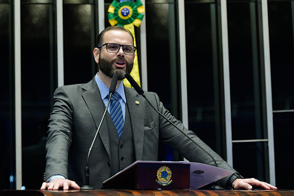 O senador Jorge Seif (PL-SC) no plenário do Senado, no Congresso Nacional, em Brasília