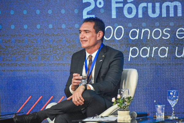 Presidente da Embasa, Leonardo Góes, durante a abertura do 2º Fórum Universalizar, em Salvador