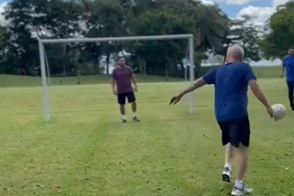 Presidente Lula jogando bola no Alvorada um dia após Irã atacar Israel Presidente Lula jogando bola no Alvorada um dia após Irã atacar Israel