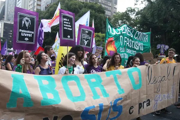 Em sua decisão, ele diz que os efeitos da resolução estão suspensos até o julgamento final da controvérsia