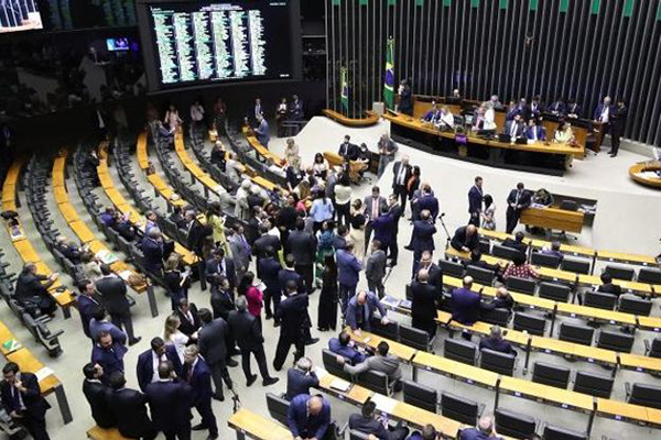 Dos 129 votos contrário à manutenção, cinco foram baianos