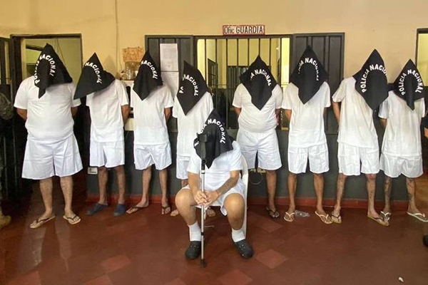 Presos brasileiros no Paraguai durante megaoperação que os enviou ao Brasil