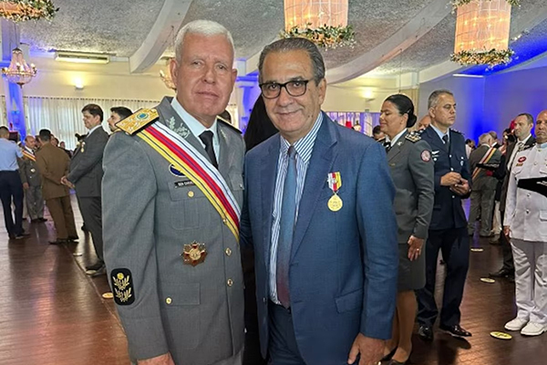 O pastor evangélico Silas Malafaia (à direita) durante a cerimônia de condecoração da mais alta honraria da Justiça Militar