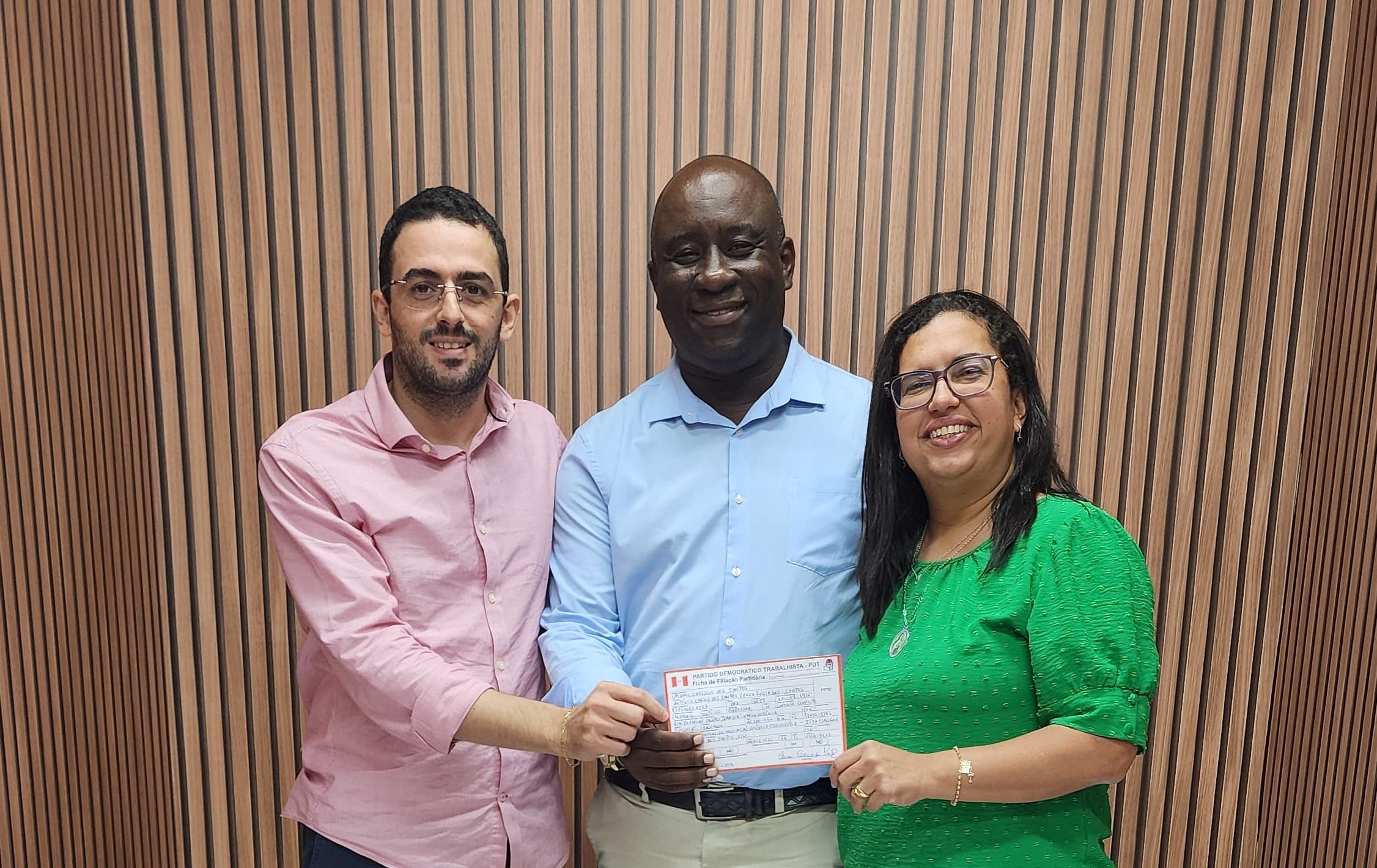 Filiação de Ubiraci, que teve quase 1,5 mil votos em 2020. Na foto, Francisco Elde, Ubiraci e Ana Paula Matos